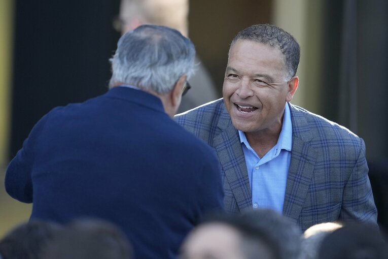 最前列付近で関係者に挨拶。ロバーツ監督はこの表情　©AP/AFLO