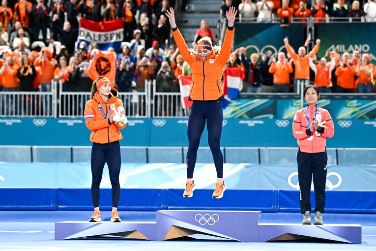 表彰台にジャンプ　©Asami Enomoto/JMPA