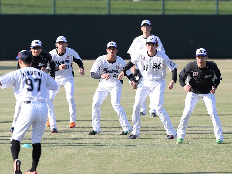 ウオーミングアップする（右２人目から）佐々木朗希、、福田光輝、高部瑛斗ら　©︎JIJI PRESS