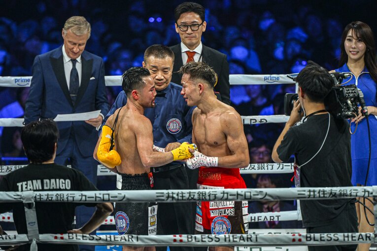 健闘を称え合う堤聖也と比嘉大吾　©Takuya Sugiyama