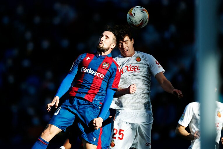 敵地の少年ファンから「KUBO！」と声が飛ぶ人気の中… 久保建英が“万全でなくても”フル出場で頼られた理由〈撮影者の視点〉(38)