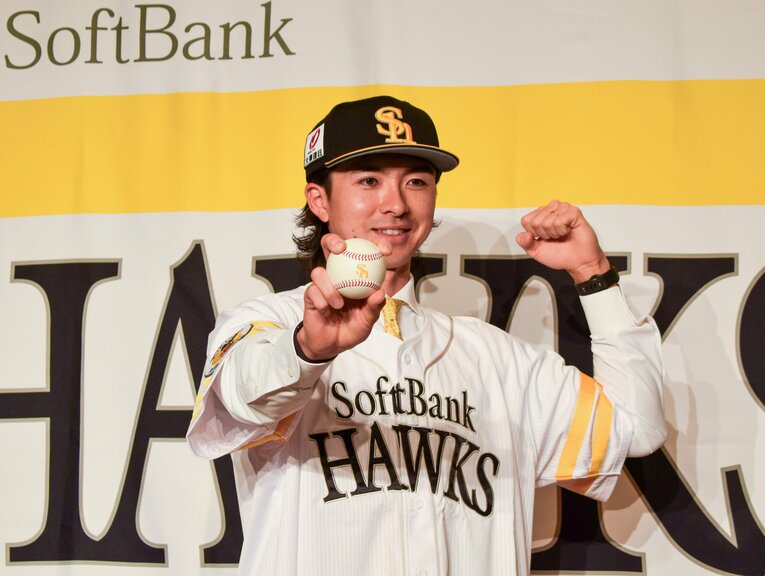 12月26日、福岡市内のホテルで行われた上沢直之のソフトバンク入団会見 ©JIJI PRESS