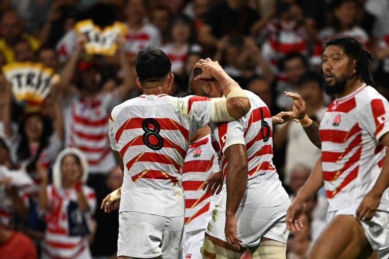 トライを決めたリーチをねぎらう姫野　©JIJI PRESS