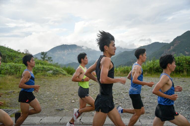 帝京大学駅伝部、ナゾの“はっぴ組”とは？ 「布団の上げ下ろし、食事の配膳もする」“バイト”ランナー(8) ／ photograph by Satoshi Wada