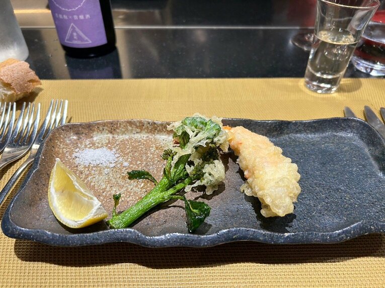鉄板焼「KAZUMI」の一皿目は海老の天ぷらだった