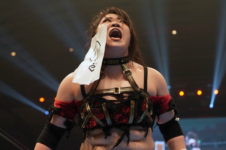 狂気の表情を浮かべる鈴季すず　©Essei Hara