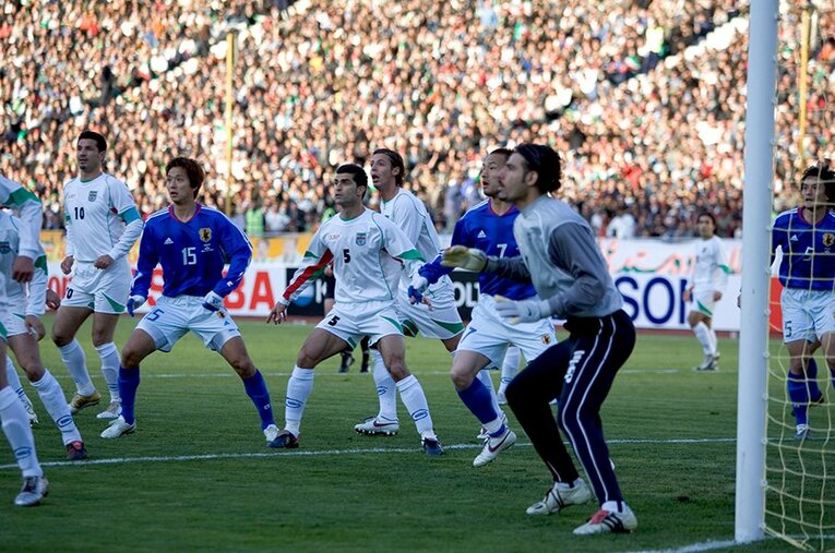 福西崇史（左）と中田英寿（2006ドイツW杯　アジア最終予選　イラン戦） ／ photograph by Naoya Sanuki