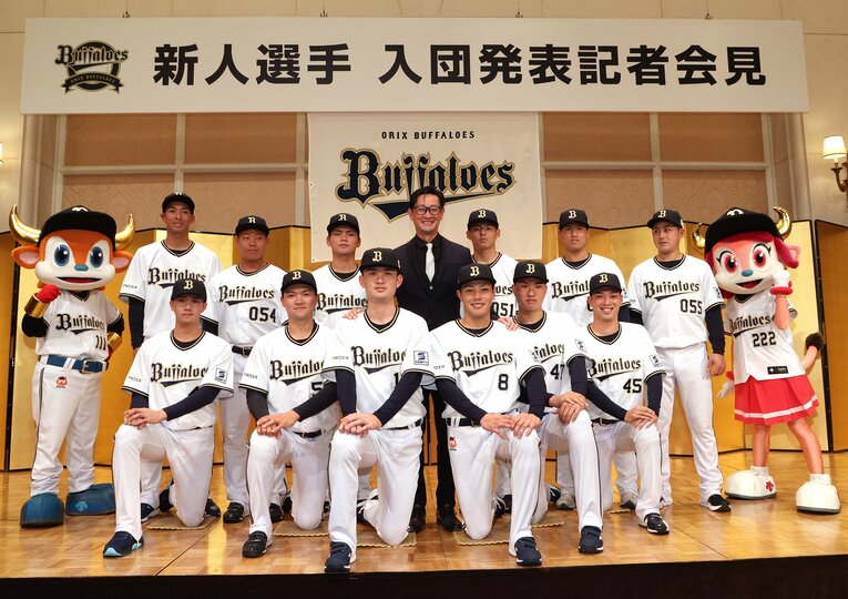 2024年11月の入団発表会見。ドラフト1位の麦谷と共に前列中央に陣取る寺西。背番号「13」は期待の証だ　©JIJI PRESS