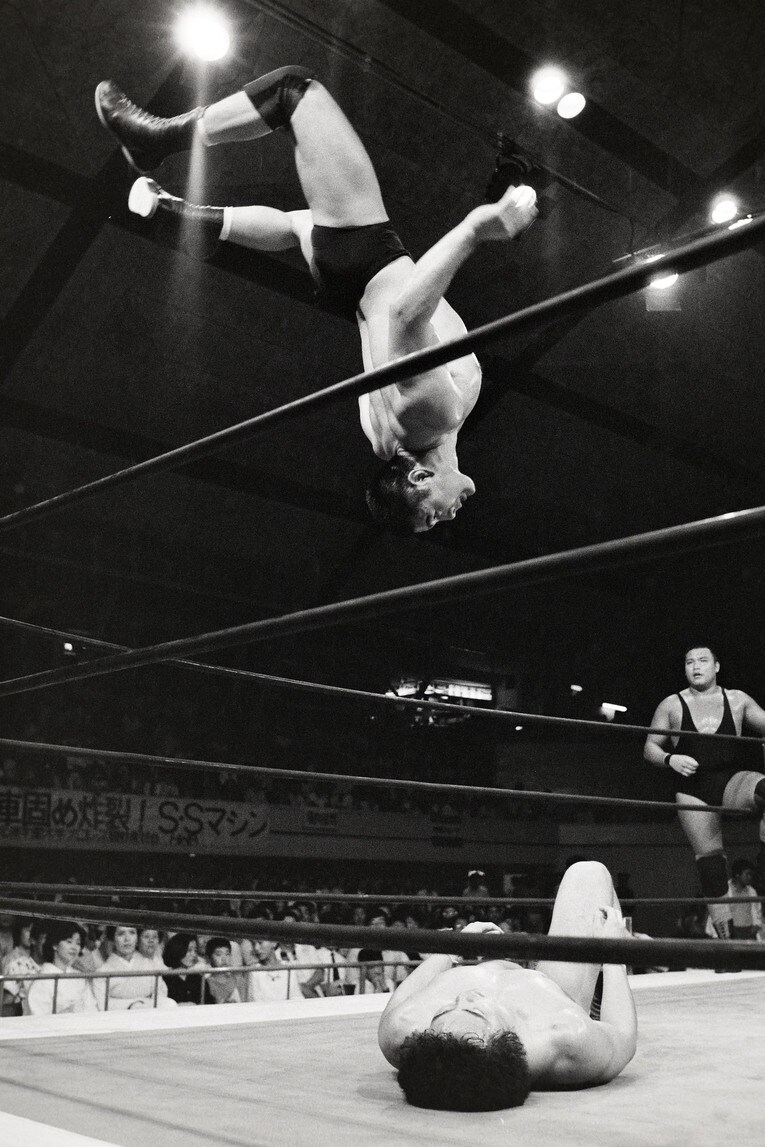 高いムーンサルトプレスを放つ若き日の武藤敬司。1985年7月19日、札幌中島体育センター