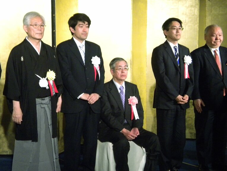 2012年4月、第70期名人戦前夜祭に出席した（左から）米長日本将棋連盟会長、森内俊之名人、中原誠十六世名人、羽生善治二冠、加藤一二三九段　©JIJI PRESS