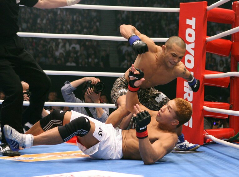 跳び膝蹴りで宮田和幸を開始4秒でKOする瞬間の連続写真（2006年5月3日）