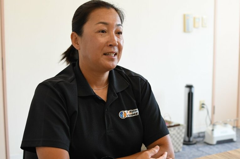 インタビューに答える現在の佐伯美香さん ／ photograph by NumberWeb