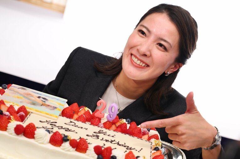 10月18日、29歳の誕生日に引退会見を行った大橋悠依。会場ではバースデーケーキが用意されていた ／ photograph by Naoki Morita/AFLO SPORT
