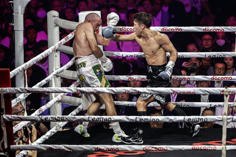 ロープ際でドヘニーを攻める井上尚弥（1枚目／全2枚）©Takuya Sugiyama