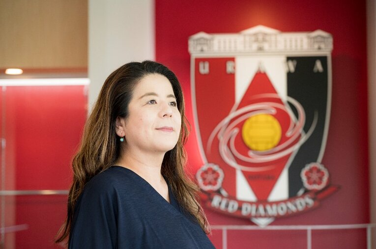 前身の“三菱時代”からクラブを支える浦和レッズの職員・村瀬佳代さんに、Jリーグ誕生前夜のドラマを聞いた ／ photograph by Miki Fukano