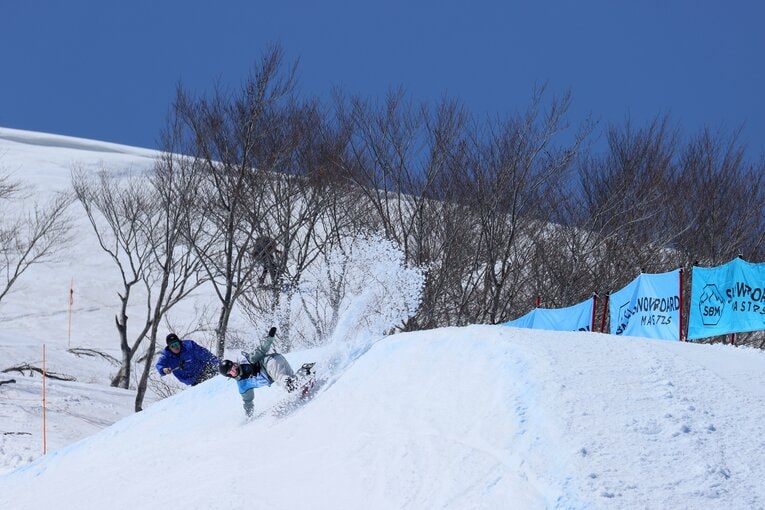 ベストセラー作家・東野圭吾氏が発起人の大会『スノーボードマスターズ（SBM）』。3年ぶりとなった今回は、北京五輪の女子ハーフパイプ銅メダリスト・冨田せなも参戦　©Shigeki Yamamoto