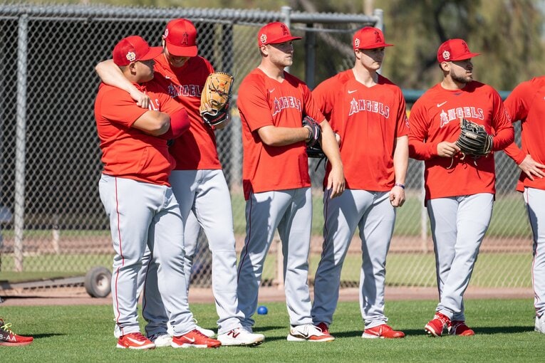 ベネズエラのホセ・スアレス投手とじゃれあう大谷　©Nanae Suzuki