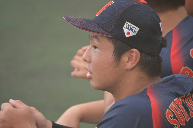 新垣有絃のピッチングを見つめる末吉良丞　©Takarin Matsunaga