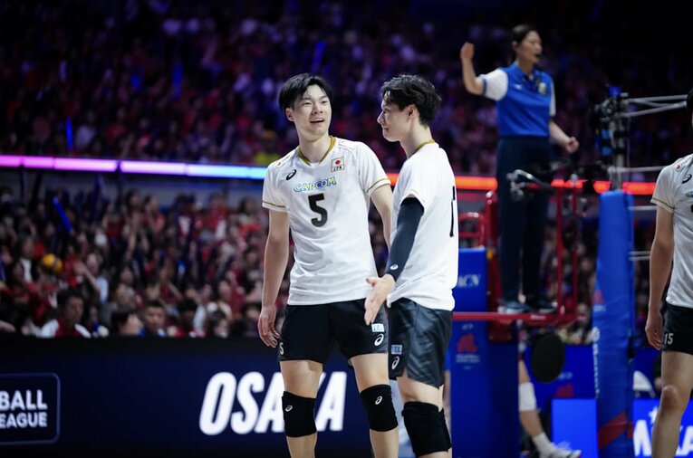 大塚達宣、高橋藍（VNLベルギー戦）©Volleyball World