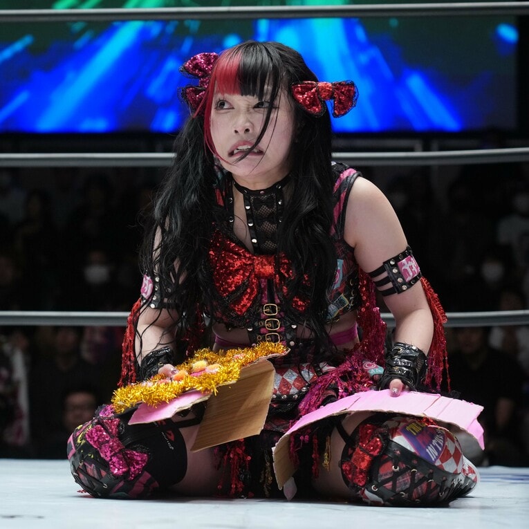 なつぽいに破られたベルトを手にする伊藤麻希　©Essei Hara