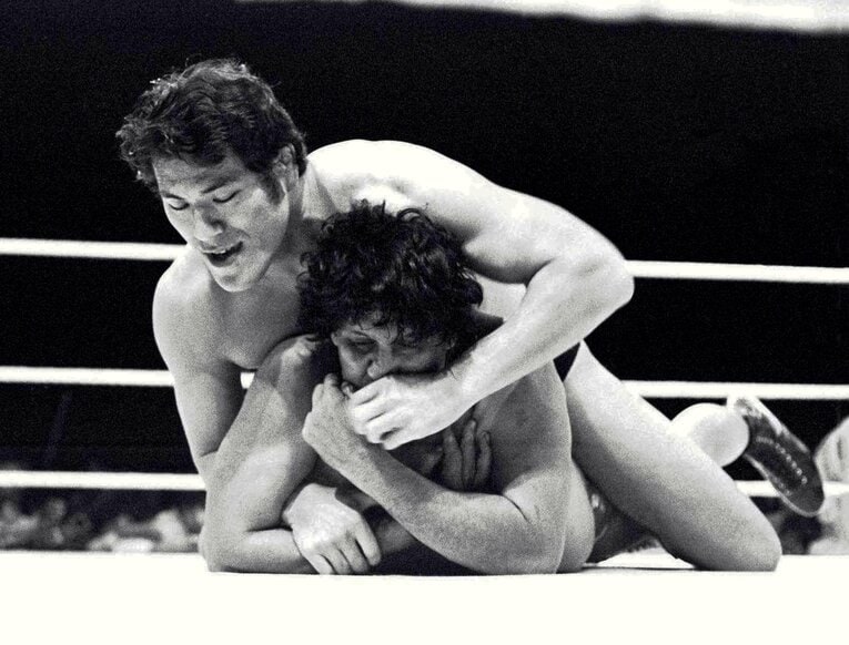 伝説の一戦、猪木vsペールワン　©東京スポーツ新聞社