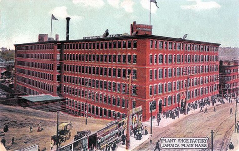 1906年、イギリス移民だったウィリアムJ.ライリーが「ニューバランス・アーチ」を設立。その後、1972年にジェームス・S・デービスが買取り、理想のランニングシューズを追求。以後、現代に至るまで、よりよいフィット性を追求したシューズ作りの姿勢は変わっていない。