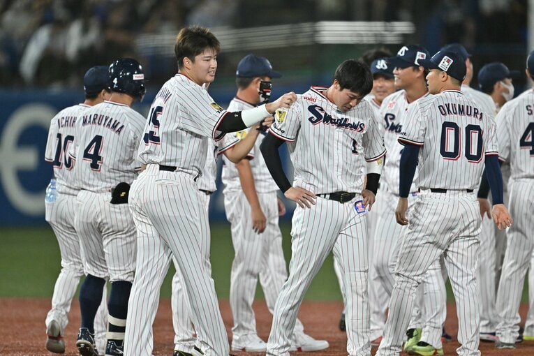 歓喜の瞬間に１年間の涙と笑顔を分かち合った村上と山田　©Hideki Sugiyama