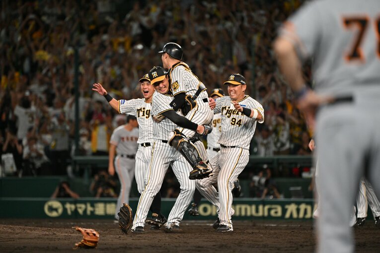 捕手の坂本、原口が駆け寄る（優勝決定の瞬間2/14）　©Hideki Sugiyama