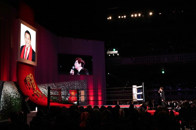 アントニオ猪木に語り掛ける古舘伊知郎