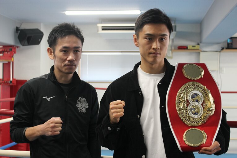 中谷潤人との統一戦に向けて意気込みを語る西田凌佑（右）と武市晃輔トレーナー　©︎NumberWeb