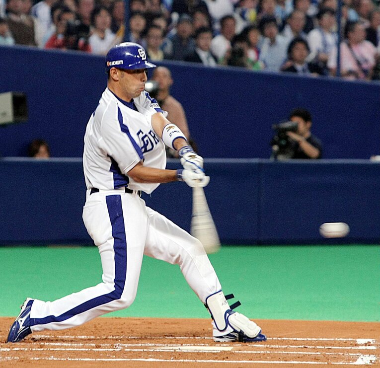 和田コーチの現役時代のバッティングフォーム　©︎JIJI PRESS