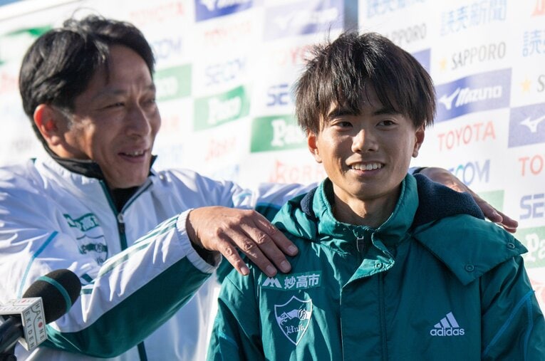 青学大・若林宏樹。5区を3度走り、全て総合優勝。写真は1年時、往路優勝後に原監督がねぎらうシーン　©Nanae Suzuki