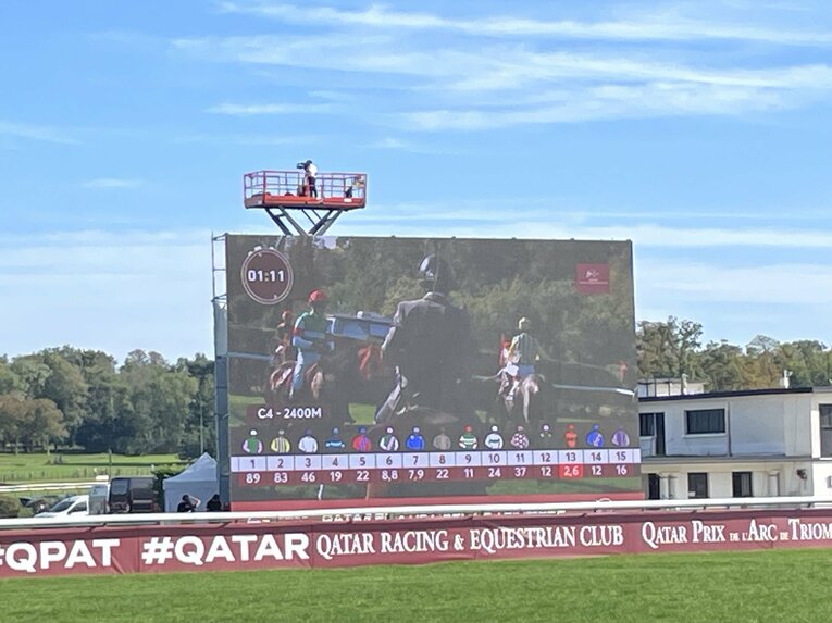 出走直前の様子をターフビジョンで。最終的にスルーセブンシーズは5番人気まで上昇した ©Shintaro Okawa