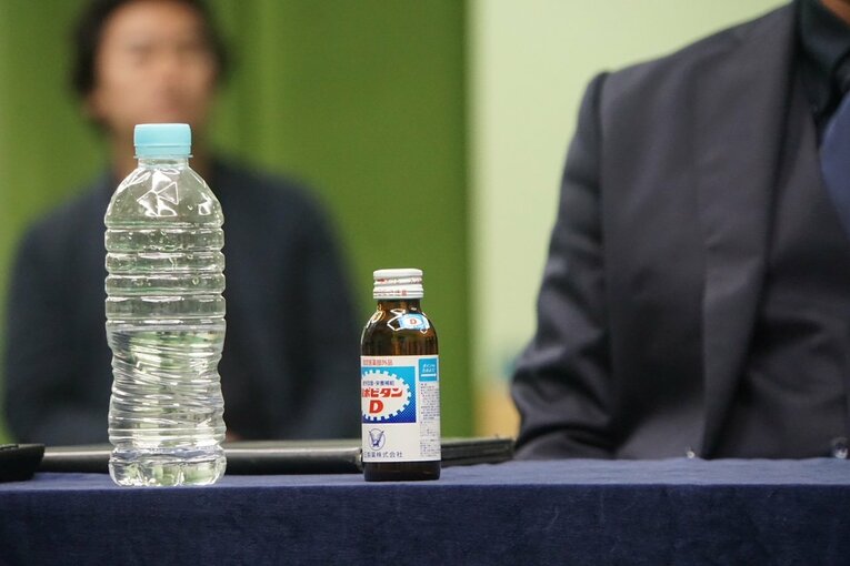須江監督はリポビタンDを持参。大正製薬がドラフト会議に協賛しているため、「お守りとして」と語った　©Kei Nakamura