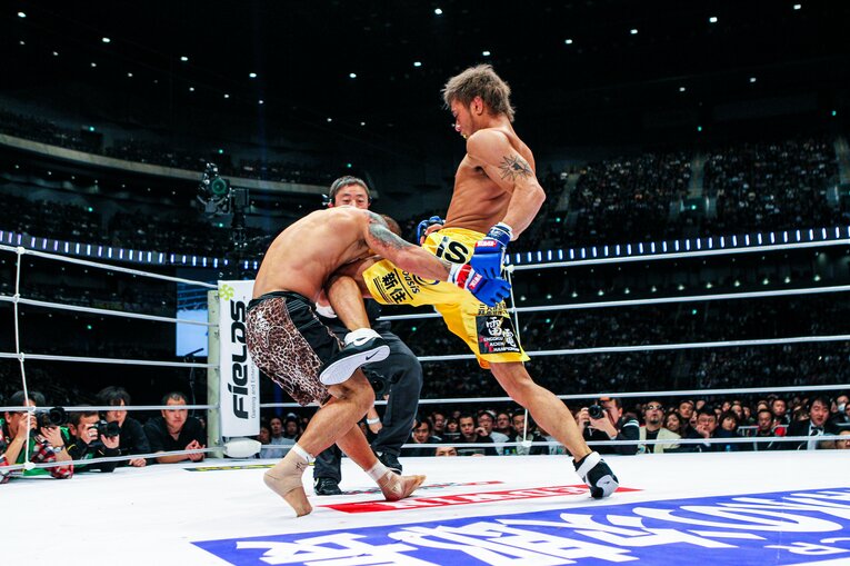 起き上がったKIDに強烈な膝蹴りを打ち込む金原（5枚目／全5枚） ©Susumu Nagao