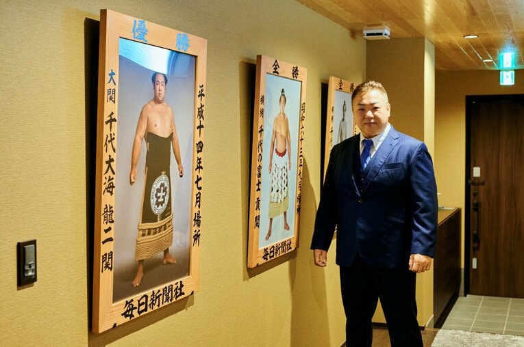 先代親方と自身の優勝額の前で　©Ichisei Hiramatsu