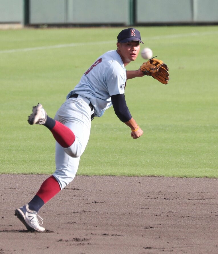 近大時代、軽快な守りを見せる佐藤　©SANKEI SHIMBUN