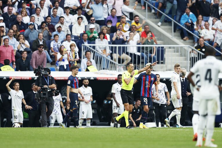 バルサの「タレント頼みで大雑把な攻撃＋脆いDFライン」危機的な不甲斐なさ… “盤石マドリーと明暗くっきりクラシコ”を撮った(32)