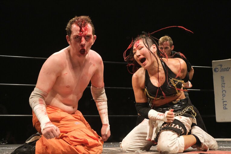 元パティシエが蛍光灯で殴り合い…“デスマッチアマゾネス”山下りなの媚びない魅力「犯罪以外なら何してもいい」 米国で男子相手に王座獲得(55)