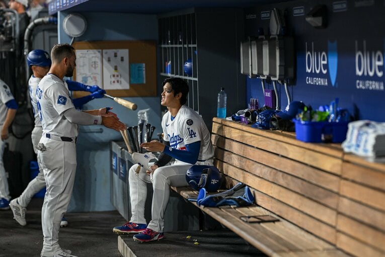 【Numberカメラマンが激写・大谷翔平の愛される日常】ベンチでの珍しい姿…コンフォルトと打撃談義（全3枚中の1枚目。写真はまだまだ続きます）　©Nanae Suzuki