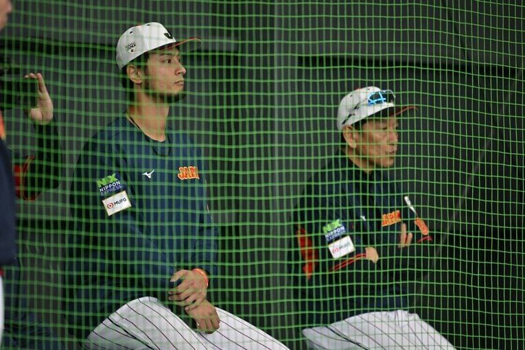 腕を前にしてきれいな姿勢で栗山監督の左隣に座るダルビッシュ　©Hideki Sugiyama