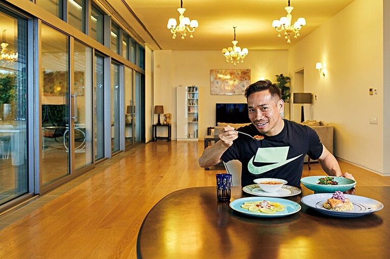 トルコ・イスタンブールの自宅リビングで肉・魚・野菜をたっぷりと食べる長友佑都。 ／ photograph by Shinji Minegishi