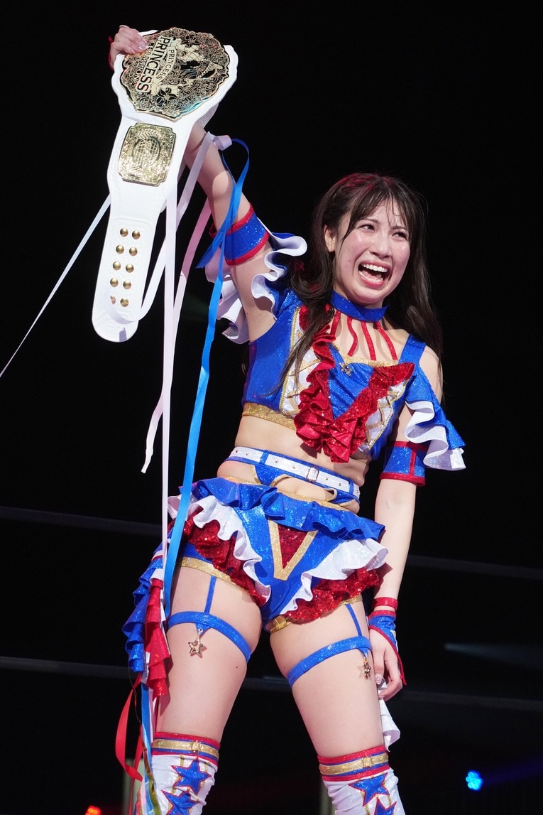 ベルトを掲げる荒井優希　©Essei Hara