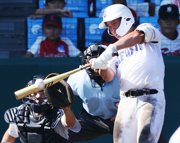 タイブレークの延長10回裏。県岐阜商無死満塁から、小鎗稜也が走者一掃となるツーベース　©JIJI PRESS