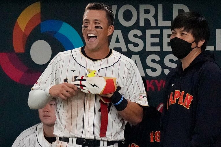 ハッスルプレー連発のヌートバー。水原一平通訳とも楽しそう ／ photograph by AP/AFLO