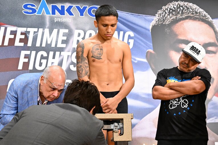 前日計量にて。神妙な面持ちで体重計に乗るフランコ　©Hiroaki Yamaguchi