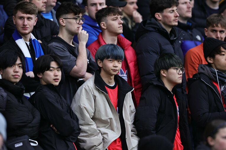 リーズ戦のアウェイ（ブライトン）サポーター席。三笘を目当てにしたファンが増えているという　©Getty Images