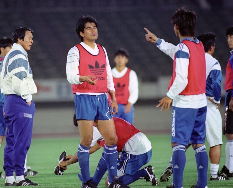 明日に迫ったJリーグ開幕に向けて、釜本監督（左端）の指示でナイター練習に励む永島（左から２人目）らガンバ大阪イレブン　©KYODO