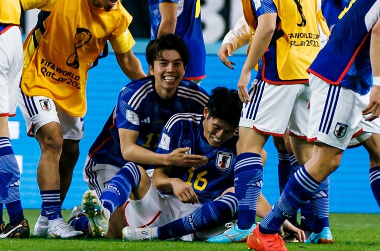 カタールW杯、田中碧にハグされる　©Kiichi Matsumoto/JMPA