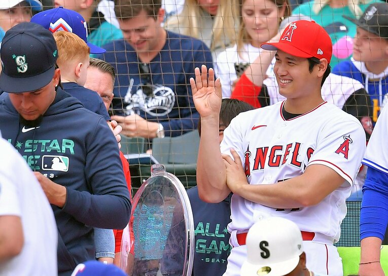 ホームラン競争の最中、ベンチで選手の子どもに笑顔で手を振る大谷　©JIJI PRESS